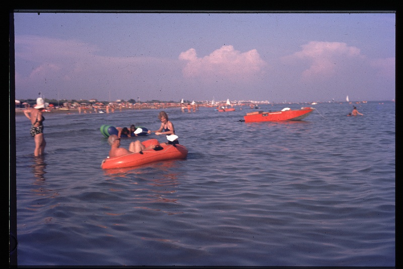 02.Bibione jul 1975 Papa,Marion.JPG